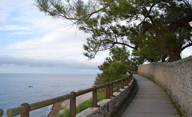 El Ayuntamiento de Santander aprueba la sustitución de la barandilla de acceso a la playa de Mataleñas