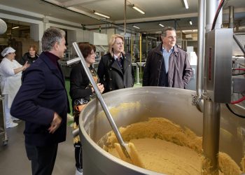 María Jesús Susinos resalta la excelencia del Sobao Pasiego IGP durante su visita a Casa El Macho