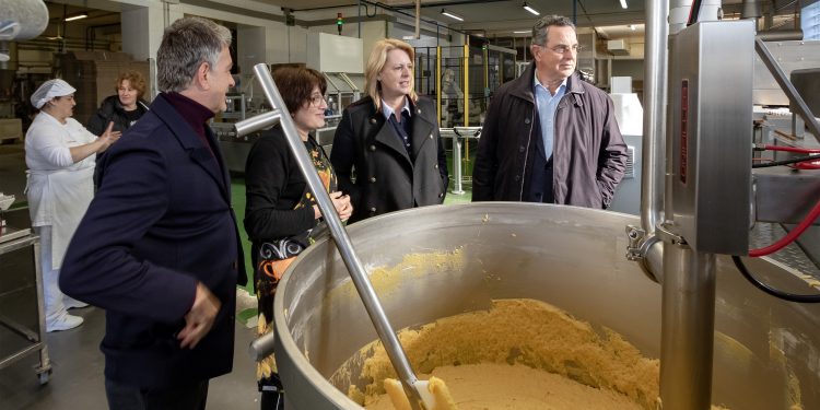 María Jesús Susinos resalta la excelencia del Sobao Pasiego IGP durante su visita a Casa El Macho