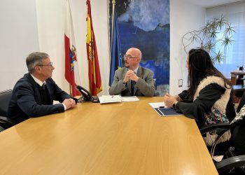 El consejero de Salud y el alcalde de Santa María de Cayón analizan mejoras en la atención primaria