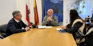 El consejero de Salud y el alcalde de Santa María de Cayón analizan mejoras en la atención primaria