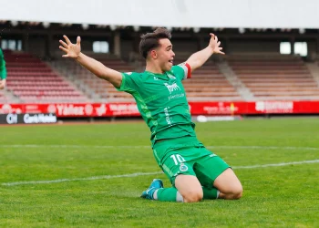 El Rayo Cantabria remonta en Santiago, la Gimnástica resiste con nueve y Laredo y Escobedo caen