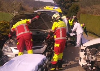 Tres heridos en una colisión entre dos turismos y un ciclista en Santiurde de Toranzo