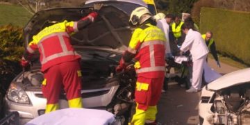 Tres heridos en una colisión entre dos turismos y un ciclista en Santiurde de Toranzo