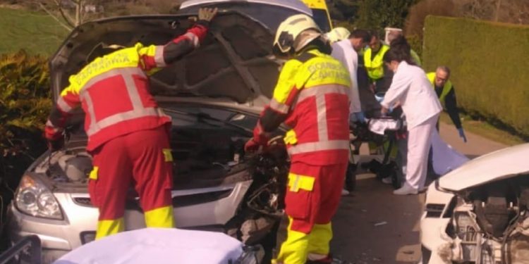 Tres heridos en una colisión entre dos turismos y un ciclista en Santiurde de Toranzo