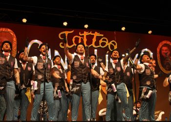 La segunda sesión de preliminares del concurso de murgas en Santoña desata la crítica y el humor en el escenario