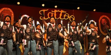 La segunda sesión de preliminares del concurso de murgas en Santoña desata la crítica y el humor en el escenario