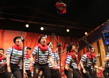 Las murgas inauguran las semifinales del carnaval de Santoña con humor, crítica y emoción