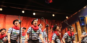 Las murgas inauguran las semifinales del carnaval de Santoña con humor, crítica y emoción