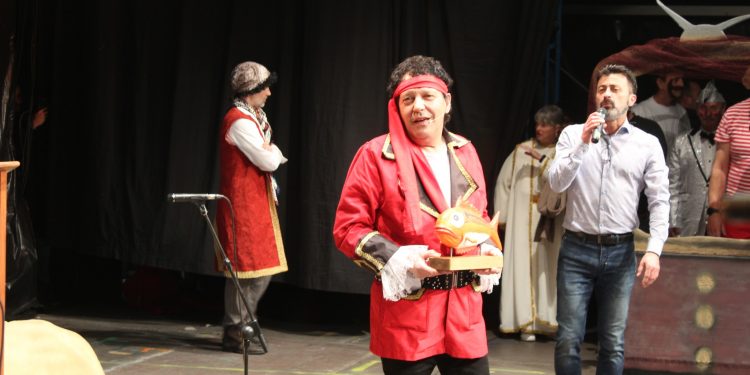 ‘El carnaval es un veneno que te corre por las venas’, afirma Toñete en su emotivo pregón en Santoña