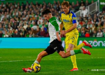 El Racing roza la remontada pero cae ante el Cádiz en un duelo vibrante (2-3)