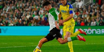 El Racing roza la remontada pero cae ante el Cádiz en un duelo vibrante (2-3)