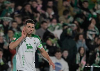 El Racing sufre, pero vence al Málaga con un doblete de Arana en El Sardinero