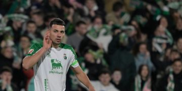 El Racing sufre, pero vence al Málaga con un doblete de Arana en El Sardinero