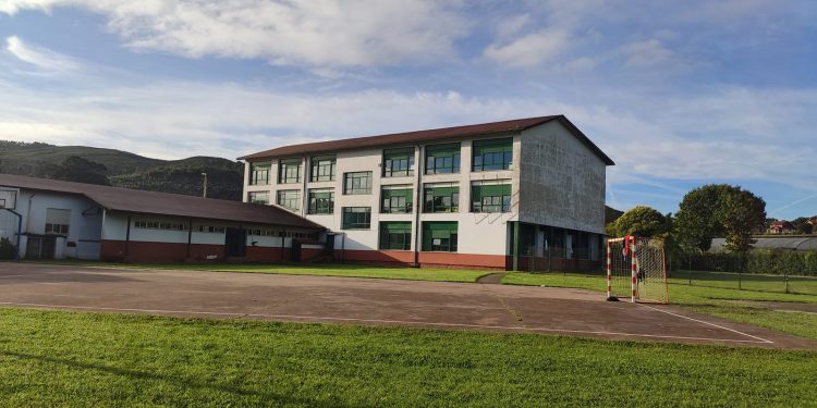 CCOO denuncia la falta de acción de la Consejería de Educación ante la crisis laboral y educativa en el CEIP Santiago Galas de Ruiloba