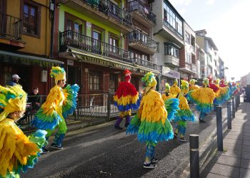 Astillero celebra un carnaval multitudinario con desfiles, concursos y el tradicional Entierro de la Sardina