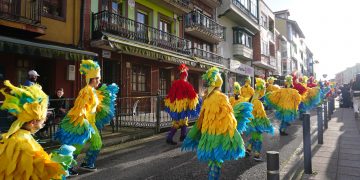 Astillero celebra un carnaval multitudinario con desfiles, concursos y el tradicional Entierro de la Sardina