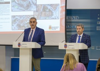El consejero de Fomento Roberto Media y el alcalde Óscar López defienden su gestión ante la moción de censura en Cabezón de la Sal