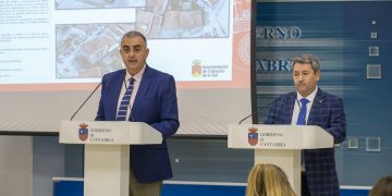 El consejero de Fomento Roberto Media y el alcalde Óscar López defienden su gestión ante la moción de censura en Cabezón de la Sal