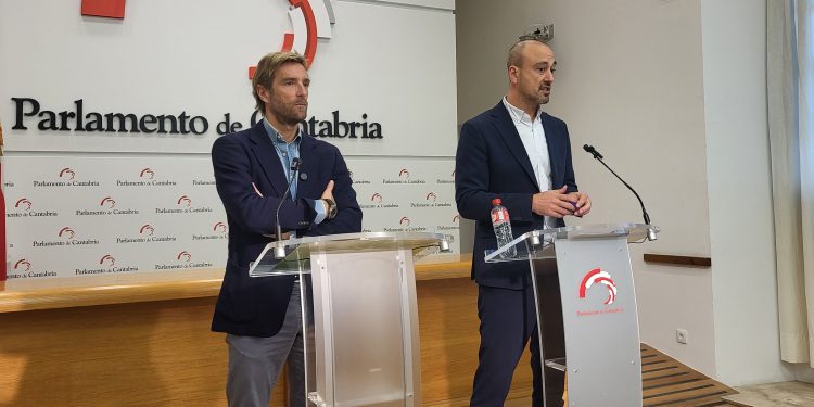 López Estrada propone declarar nuevas reservas de surf en Santander y Santoña para impulsar el turismo y la economía local