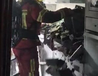 Un vecino trepa por las tuberías y sofoca un incendio en una vivienda de Gibaja