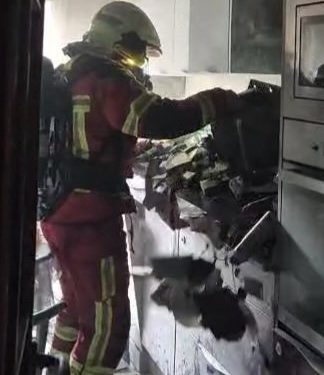 Un vecino trepa por las tuberías y sofoca un incendio en una vivienda de Gibaja