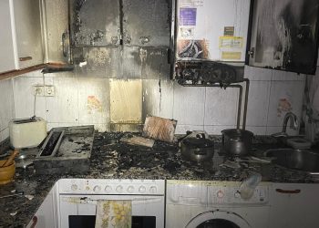 Una mujer hospitalizada tras un incendio en su vivienda en la calle Castilla