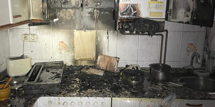 Una mujer hospitalizada tras un incendio en su vivienda en la calle Castilla