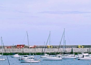 Un hombre de 98 años en silla de ruedas cae al mar en el rompeolas de Castro Urdiales