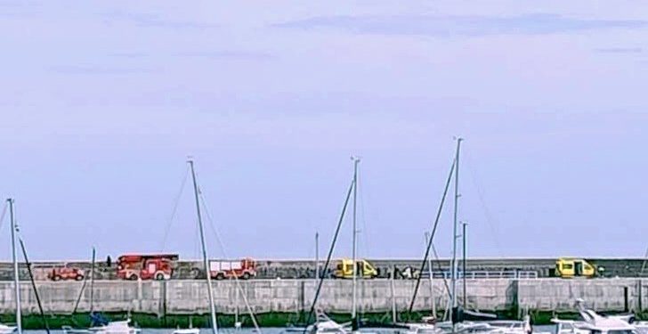 Un hombre de 98 años en silla de ruedas cae al mar en el rompeolas de Castro Urdiales