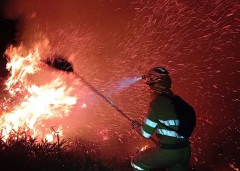 Seis incendios forestales siguen activos en Cantabria tras una jornada con trece focos