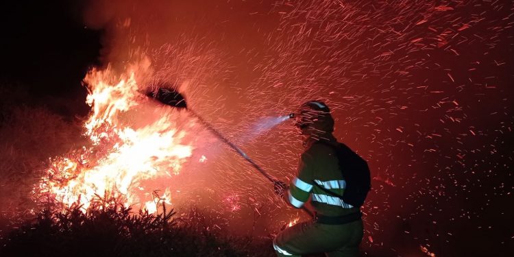 Seis incendios forestales siguen activos en Cantabria tras una jornada con trece focos