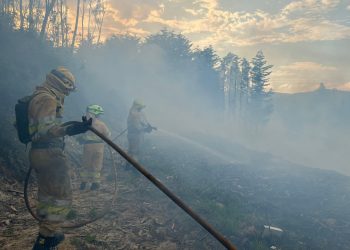 Cantabria sigue en alerta por incendios con 12 focos activos tras una noche con 33 fuegos