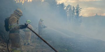 Cantabria sigue en alerta por incendios con 12 focos activos tras una noche con 33 fuegos