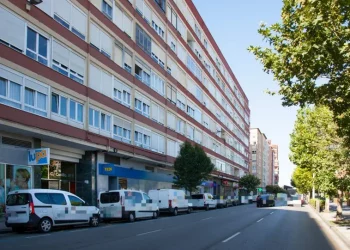 Hallan muerto a un hombre de 89 años tras caer desde un sexto piso en Santander