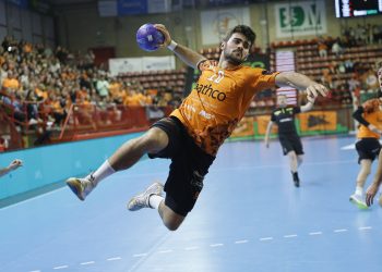 Álex Rubiño seguirá en el Bathco BM Torrelavega una temporada más