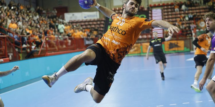 Álex Rubiño seguirá en el Bathco BM Torrelavega una temporada más