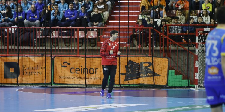 Carlos Calle renueva con el Bathco BM Torrelavega y cumplirá su quinta temporada en el club