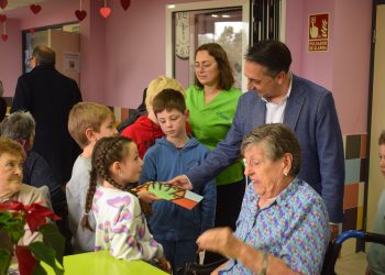 «Conectando generaciones»: escolares y mayores comparten vivencias en un innovador proyecto educativo en Piélagos