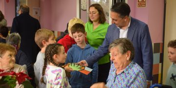 «Conectando generaciones»: escolares y mayores comparten vivencias en un innovador proyecto educativo en Piélagos