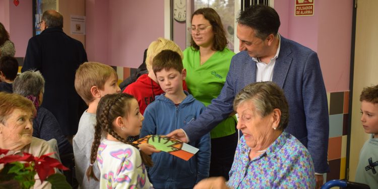 «Conectando generaciones»: escolares y mayores comparten vivencias en un innovador proyecto educativo en Piélagos