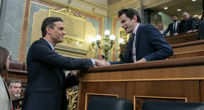 Pedro Sánchez felicita a Pedro Casares tras su victoria en las primarias del PSOE de Cantabria