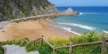 El Gobierno de Cantabria convoca ayudas para la limpieza de playas rurales en 2025 con una inversión de 300.000 euros