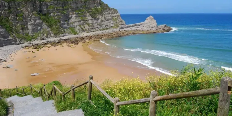 El Gobierno de Cantabria convoca ayudas para la limpieza de playas rurales en 2025 con una inversión de 300.000 euros