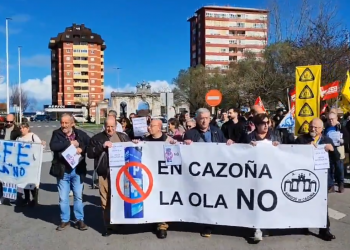 Vecinos y sanitarios se movilizan contra la OLA en Cazoña