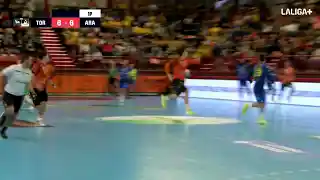 El Bathco BM Torrelavega cae en casa ante el Tubos Aranda en un duelo ajustado (25-26)