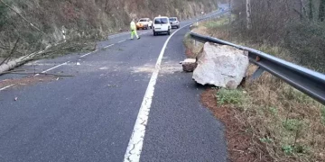 Un argayo en la N-621 provoca retenciones en Los Corrales de Buelna