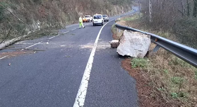 Un argayo en la N-621 provoca retenciones en Los Corrales de Buelna
