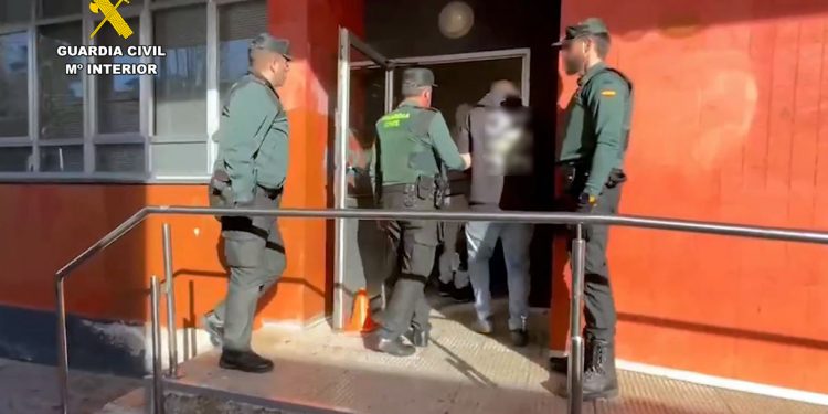 La Guardia Civil culmina la operación «GADUS» con la detención de 24 personas y la incautación de más de 6 kilos de droga en Santoña y Oviedo