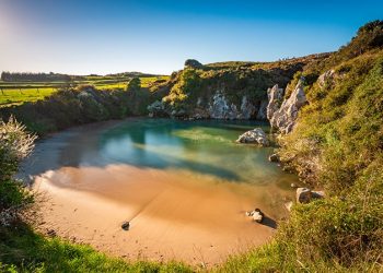 Buscan a un vecino de Cabezón de la Sal desaparecido mientras pescaba en la costa de Llanes